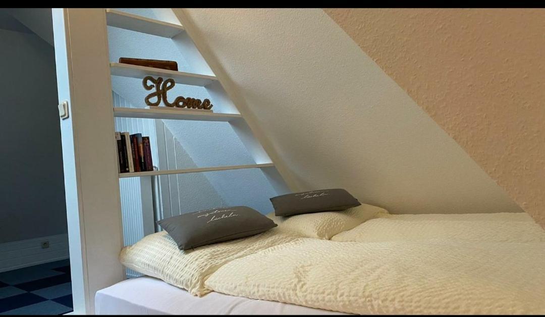 *To Hus* Wohnung Am Rande Von Jever Exterior foto